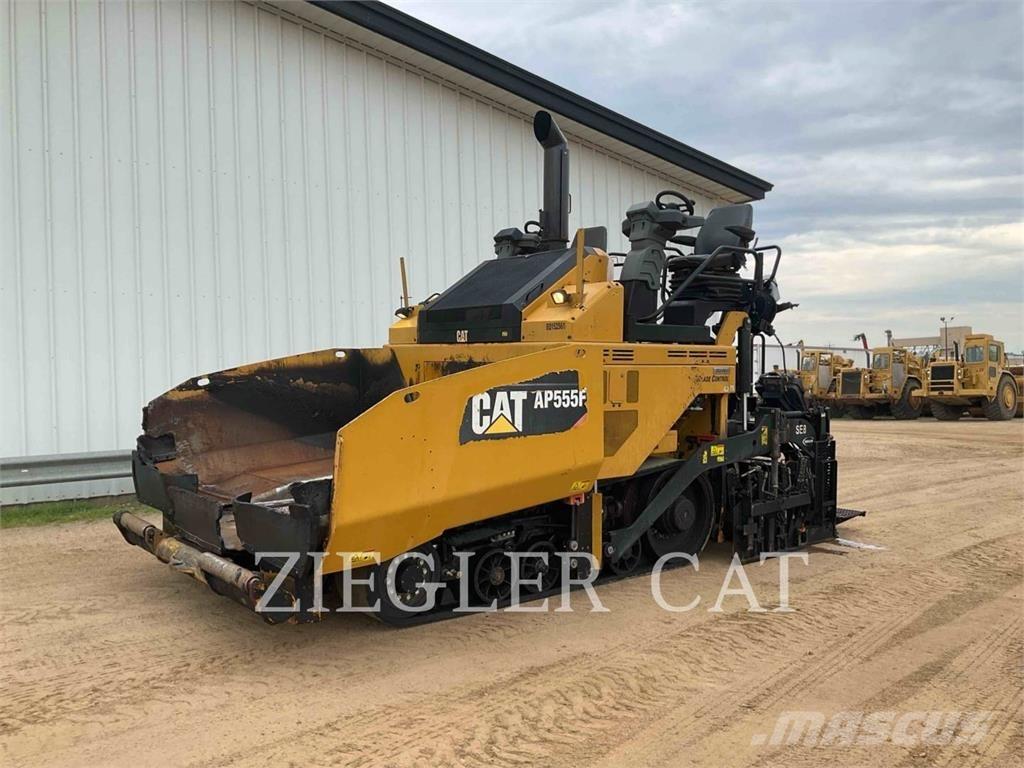 CAT AP555F Επίστρωση ασφάλτου