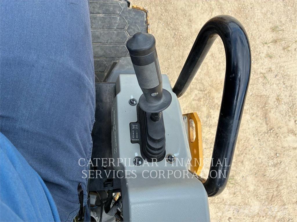 CAT CB2.703 Οδοστρωτήρες διπλού κυλίνδρου
