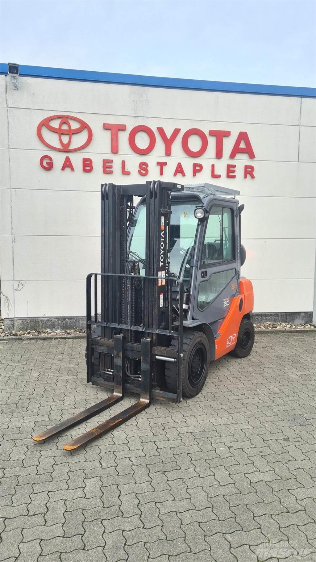 Toyota 02-8FGF30 Περονοφόρα ανυψωτικά κλαρκ με φυσικό αέριο LPG