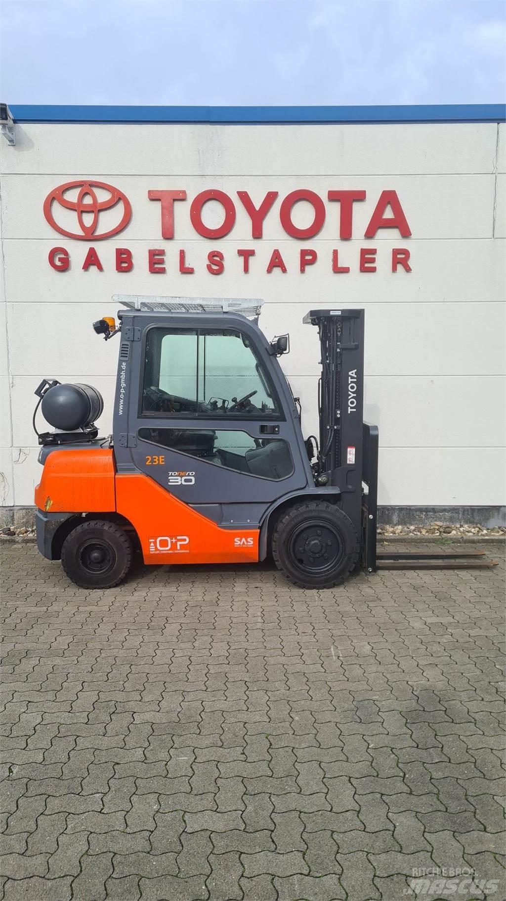 Toyota 02-8FGF30 Περονοφόρα ανυψωτικά κλαρκ με φυσικό αέριο LPG
