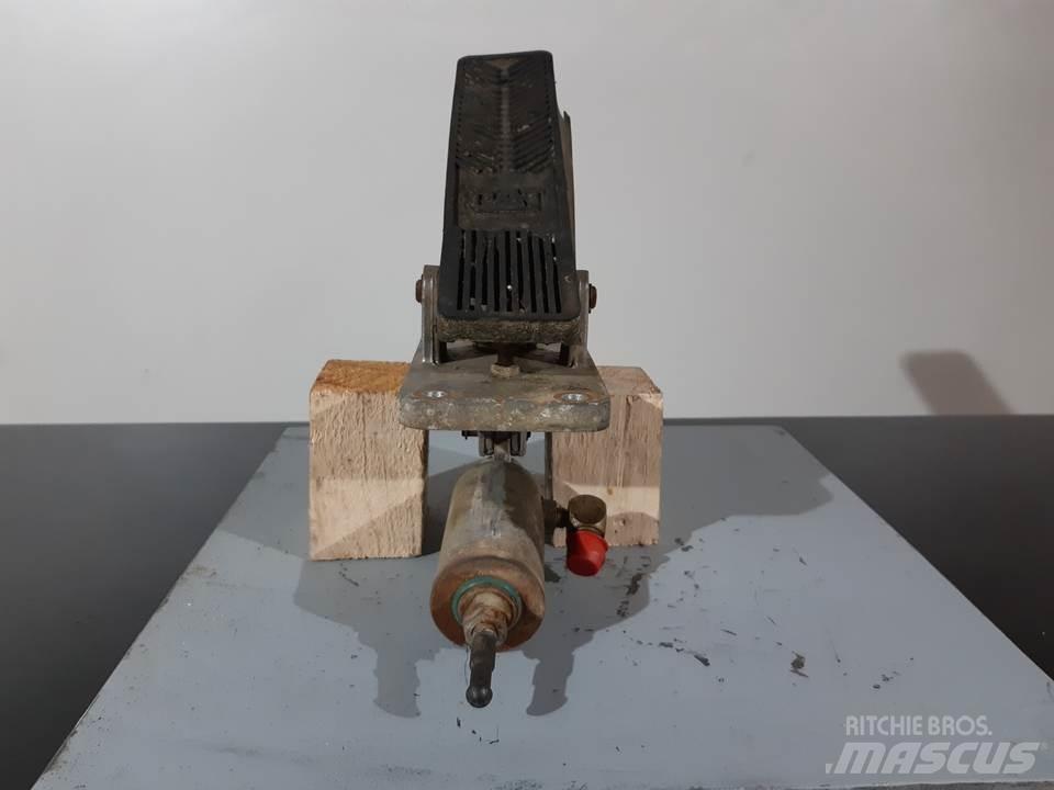 CAT M312 Καμπίνες και εσωτερικό