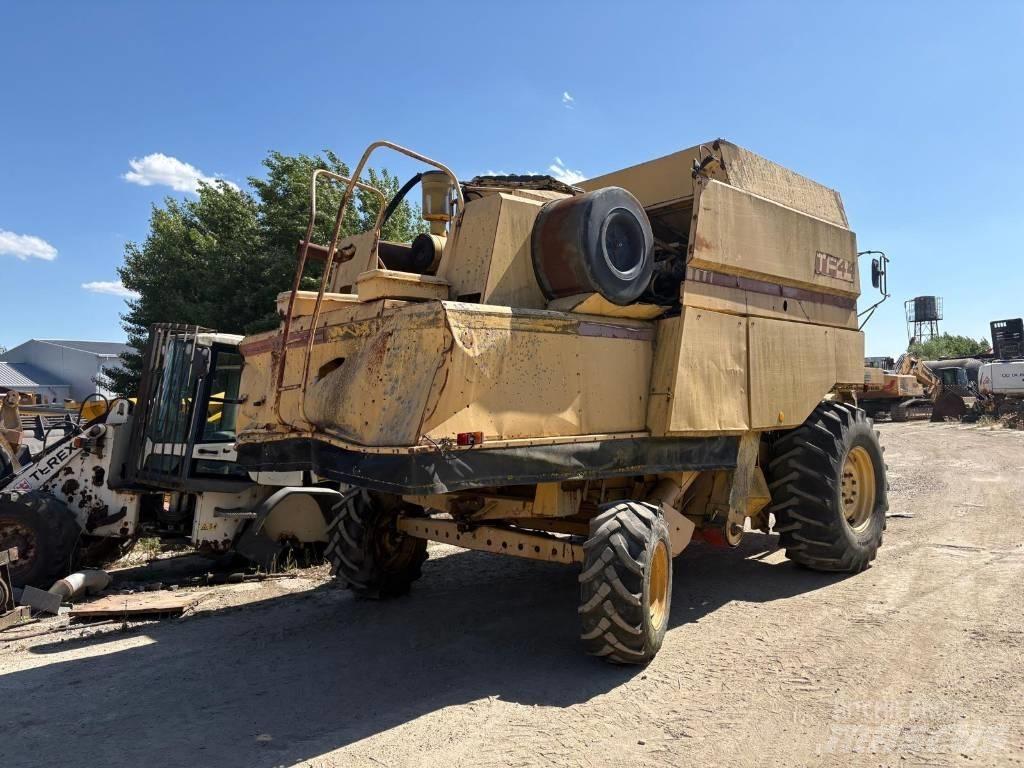 New Holland TF 42 Θεριζοαλωνιστικές μηχανές