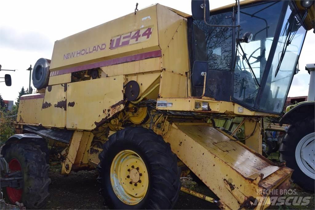 New Holland TF 44 Θεριζοαλωνιστικές μηχανές