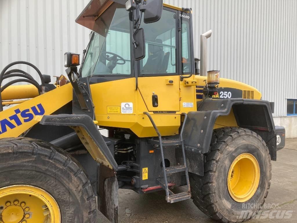 Komatsu WA 250 Φορτωτές με λάστιχα (Τροχοφόροι)