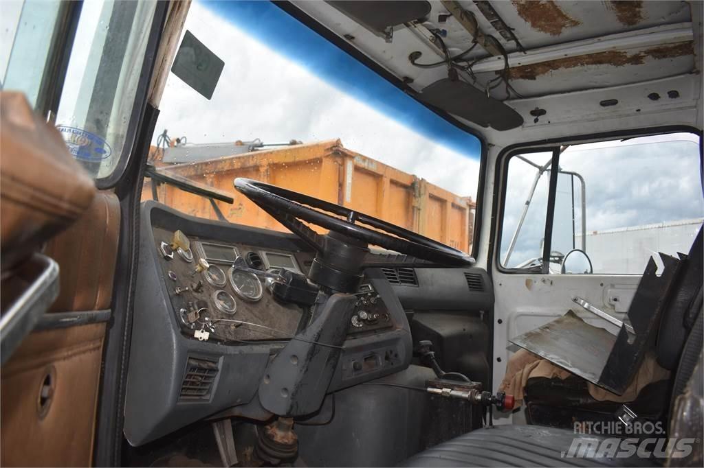 Ford L8000 Φορτηγά με Γερανό
