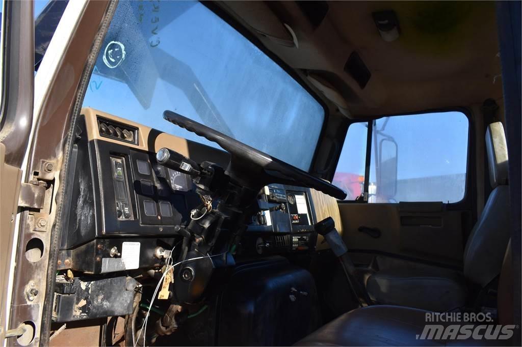 International 8200 Φορτηγά με Γερανό