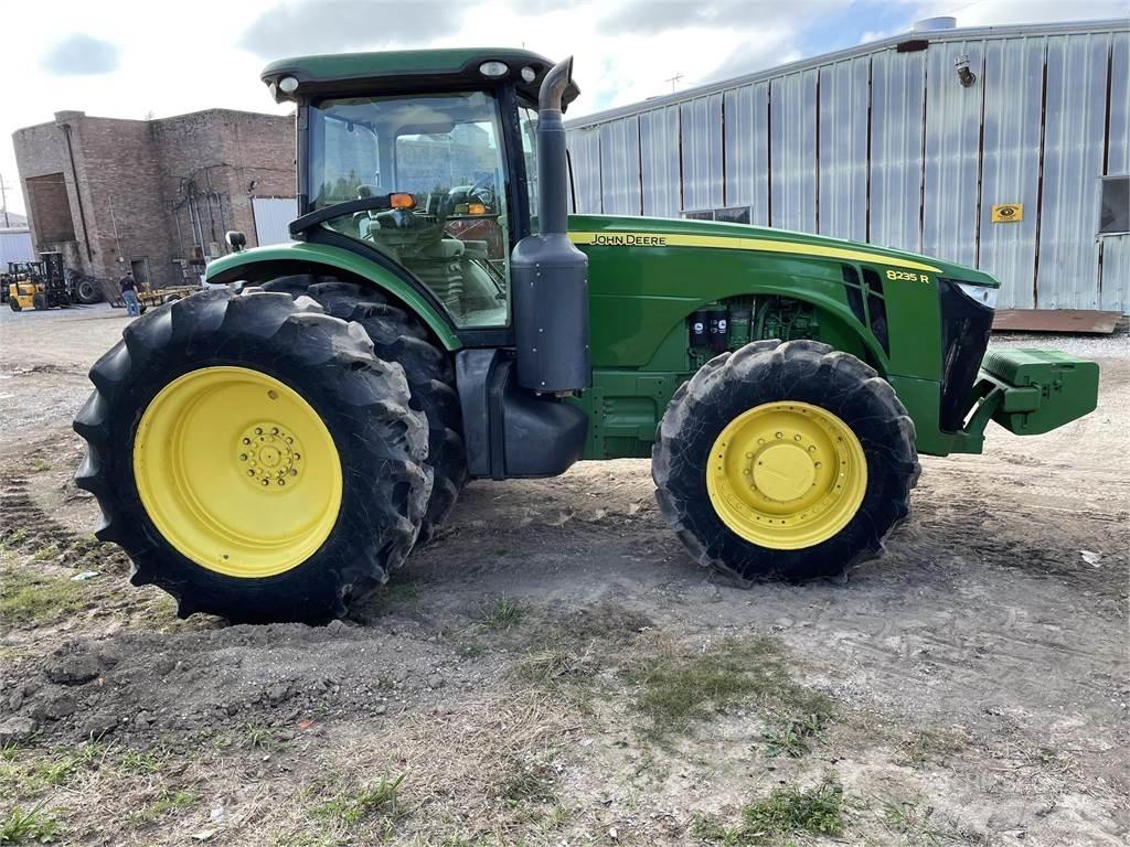 John Deere 8235R Τρακτέρ