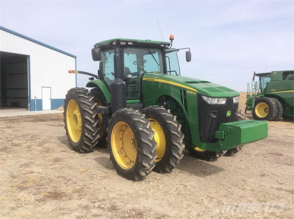 John Deere 8235R Τρακτέρ