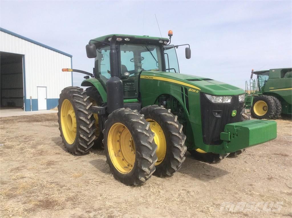 John Deere 8235R Τρακτέρ