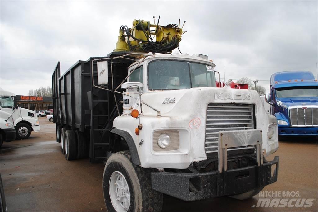 Mack DM690S Φορτηγά με Γερανό