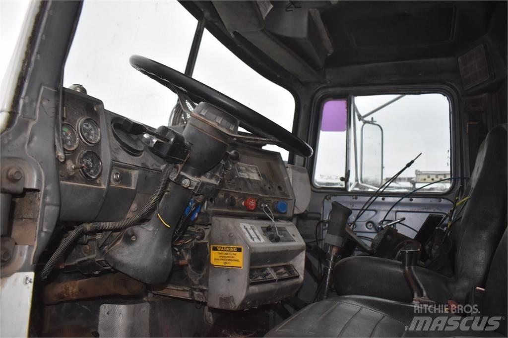 Mack RD688S Φορτηγά με Γερανό