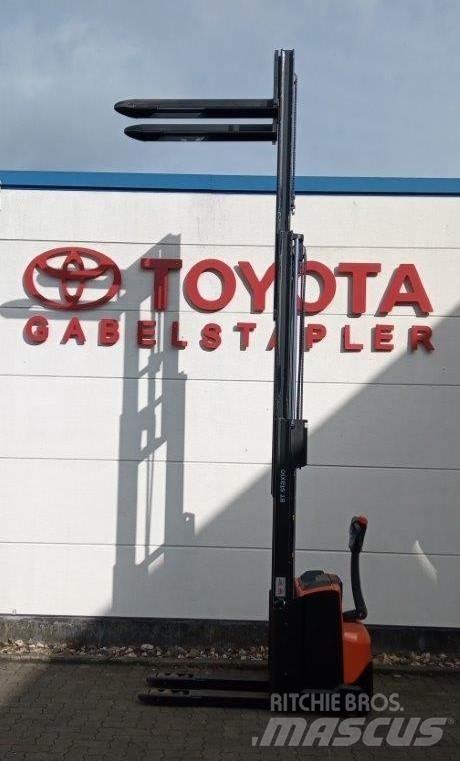 Toyota SWE120L Παλετοφόρα πεζού χειριστή με ιστό