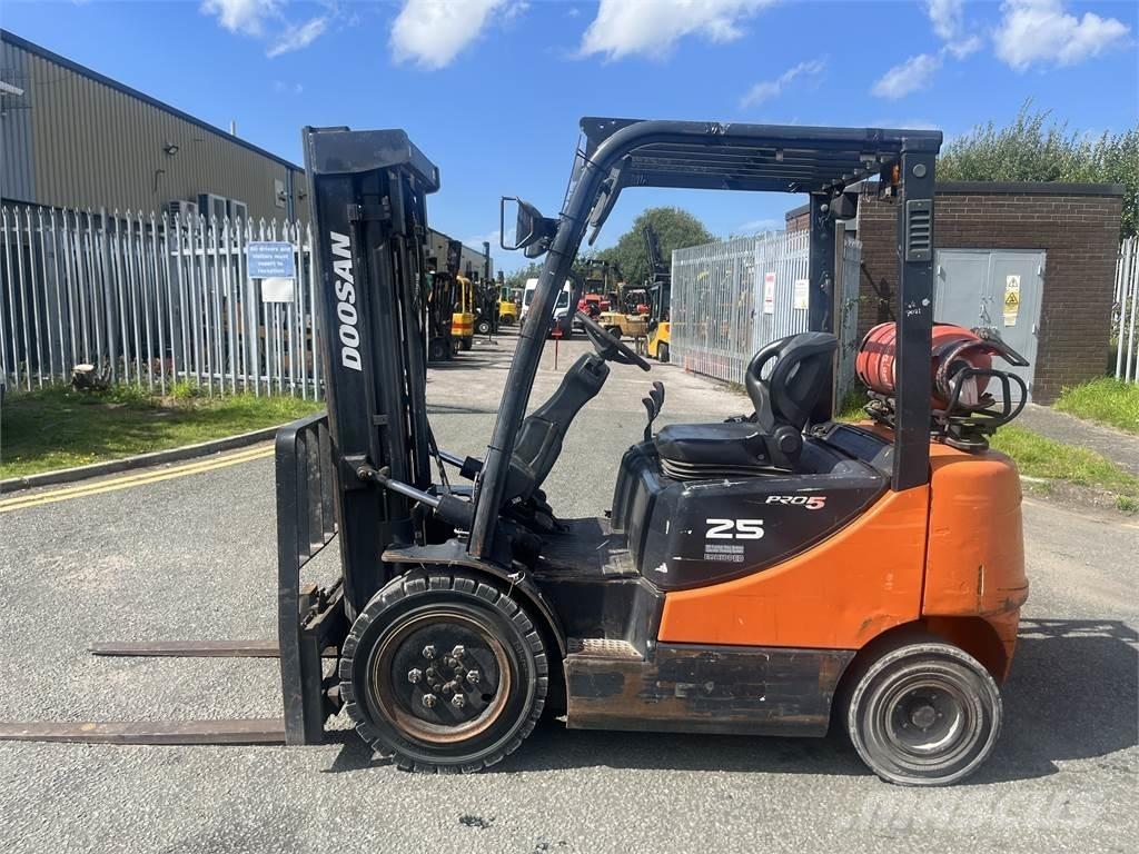 Doosan G25P-5 Περονοφόρα ανυψωτικά κλαρκ με φυσικό αέριο LPG