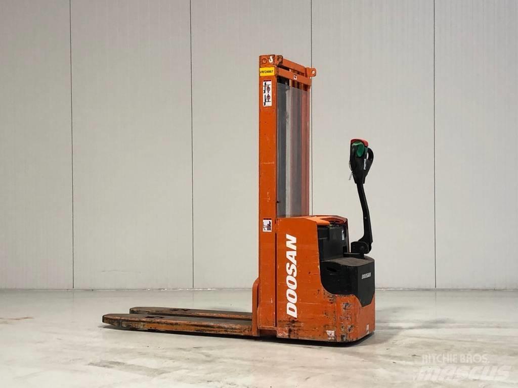 Doosan LEDS12.5C Παλετοφόρα πεζού χειριστή με ιστό