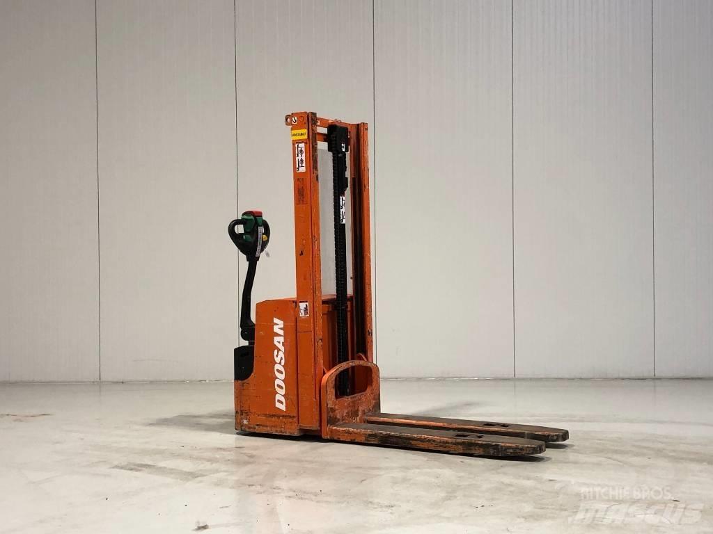 Doosan LEDS12.5C Παλετοφόρα πεζού χειριστή με ιστό