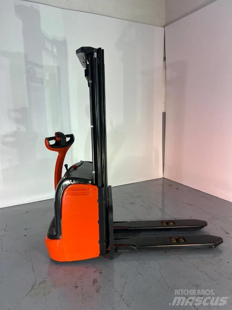Linde L10 Παλετοφόρα πεζού χειριστή με ιστό
