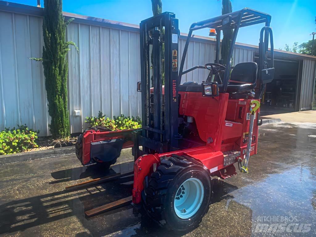 Moffett M55 Περονοφόρα ανυψωτικά αναρτημένα σε φορτηγά