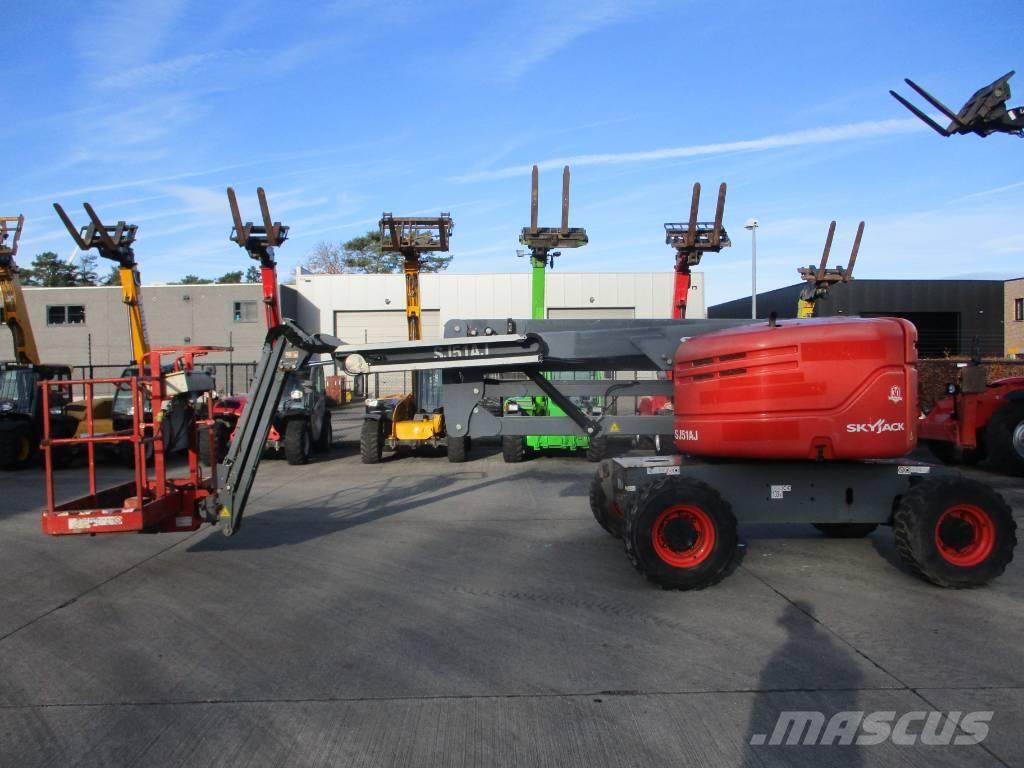 SkyJack SJ 51 AJ (725) Compact self-propelled boom lifts
