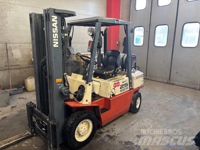 Nissan UJ02 A 25 U Περονοφόρα ανυψωτικά κλαρκ με φυσικό αέριο LPG