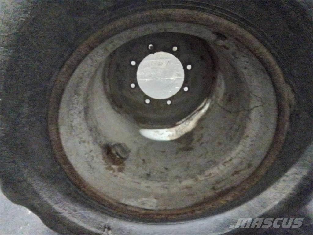 Valmet 820 24x22,5 Ελαστικά και ζάντες