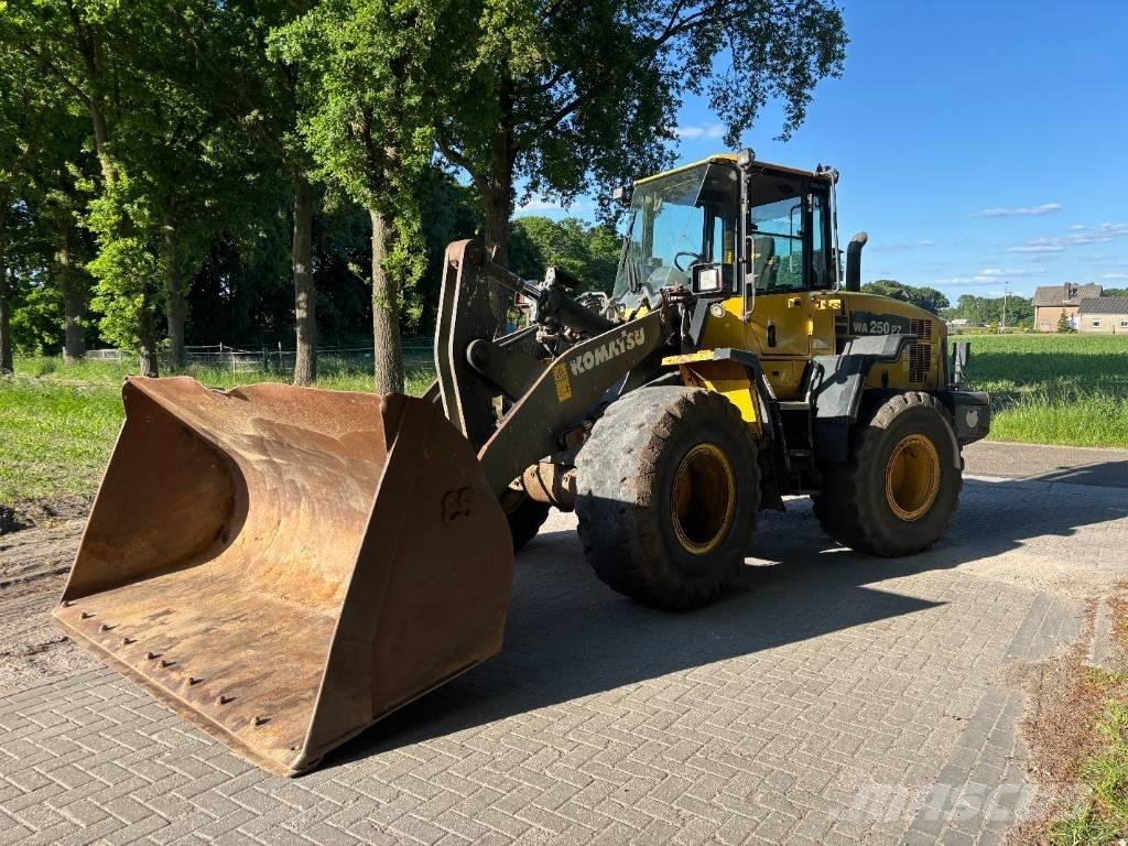 Komatsu WA250-6 Φορτωτές με λάστιχα (Τροχοφόροι)