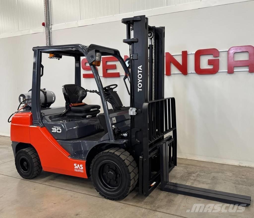 Toyota 10851 - 8FGF30 Περονοφόρα ανυψωτικά κλαρκ με φυσικό αέριο LPG