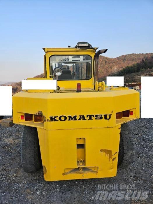 Komatsu FD 150 Ανυψωτικά στενών δρόμων