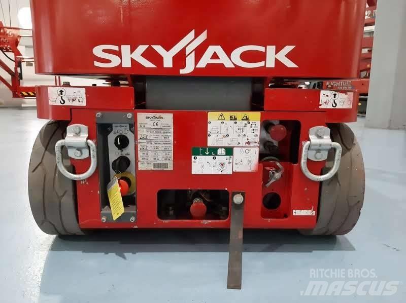 SkyJack SJ 12 Ανυψωτήρες με κατακόρυφους πυλώνες