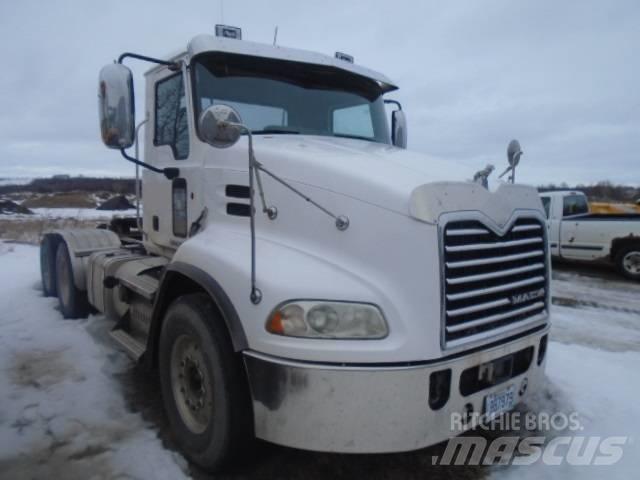 Mack CXU 613 Τράκτορες