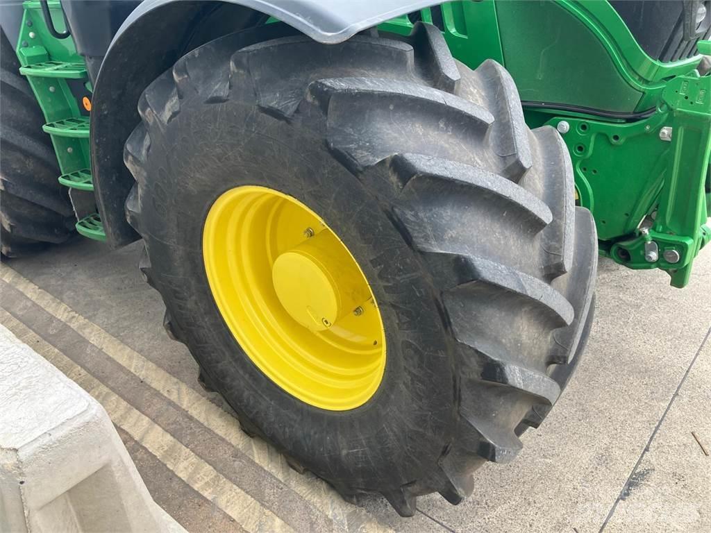 John Deere 6215R Τρακτέρ