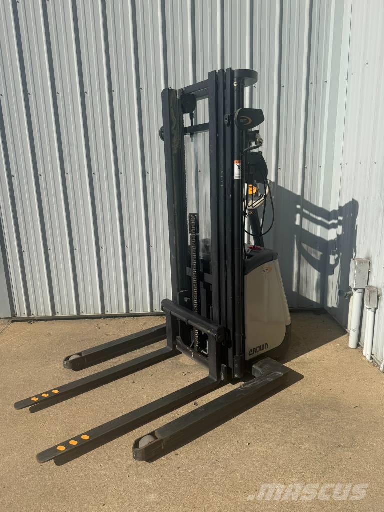 Crown ST3000-25 Ηλεκτρικά περονοφόρα ανυψωτικά κλαρκ