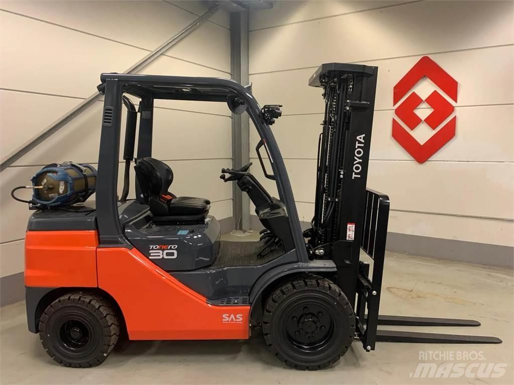 Toyota 02-8FGF30 Περονοφόρα ανυψωτικά κλαρκ με φυσικό αέριο LPG