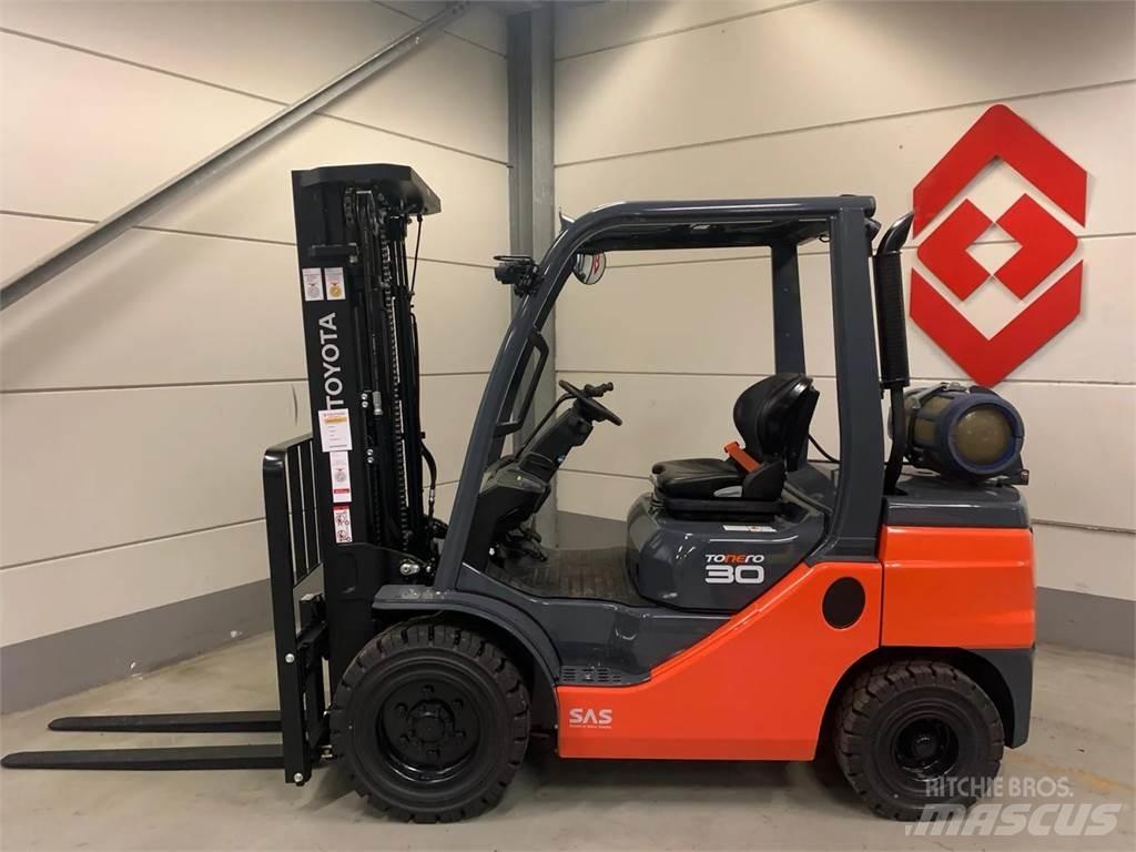 Toyota 02-8FGF30 Περονοφόρα ανυψωτικά κλαρκ με φυσικό αέριο LPG