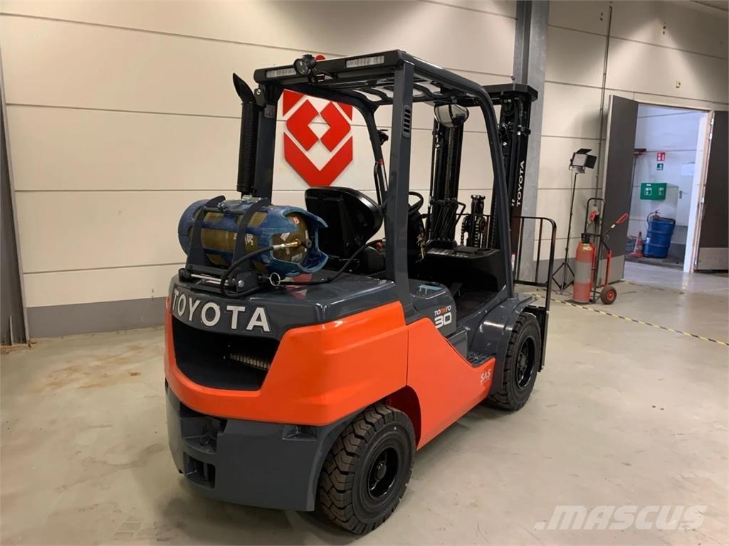 Toyota 02-8FGF30 Περονοφόρα ανυψωτικά κλαρκ με φυσικό αέριο LPG