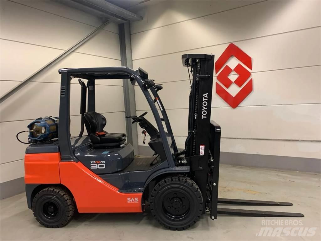Toyota 02-8FGF30 Περονοφόρα ανυψωτικά κλαρκ με φυσικό αέριο LPG