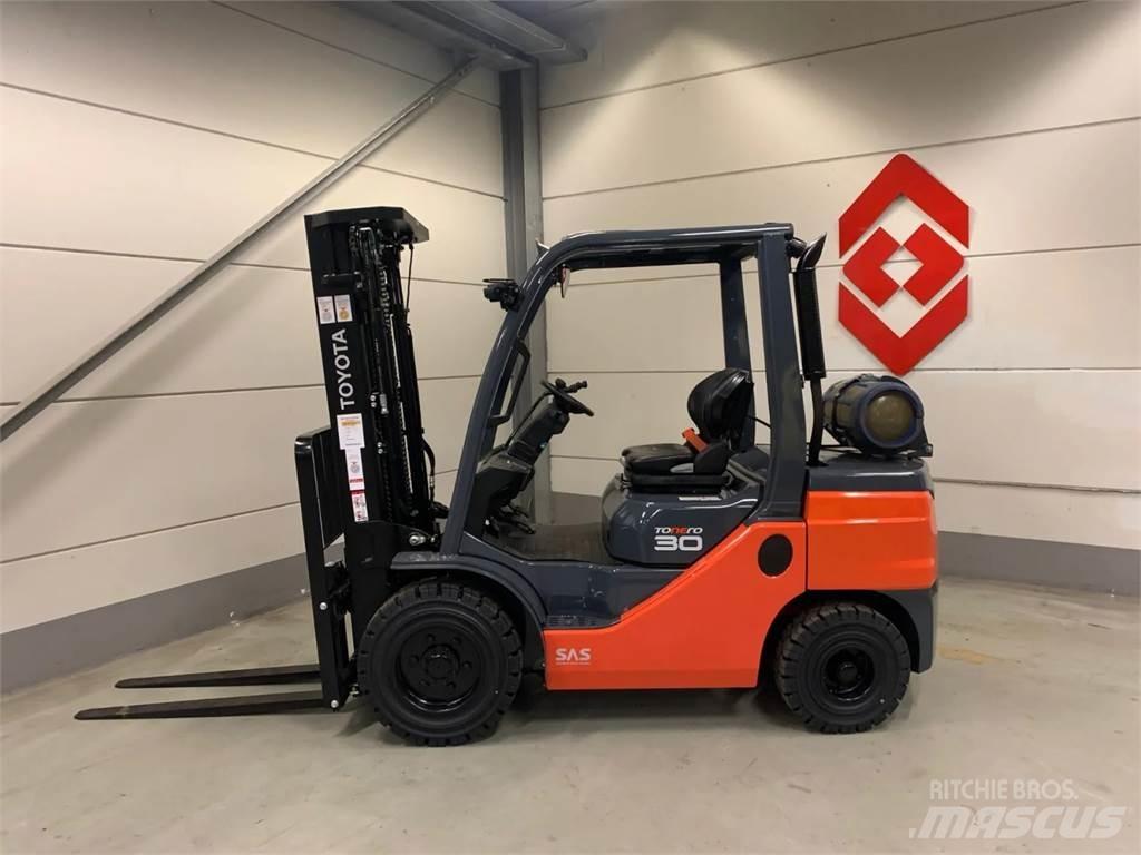 Toyota 02-8FGF30 Περονοφόρα ανυψωτικά κλαρκ με φυσικό αέριο LPG