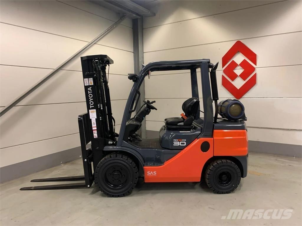 Toyota 02-8FGF30 Περονοφόρα ανυψωτικά κλαρκ με φυσικό αέριο LPG