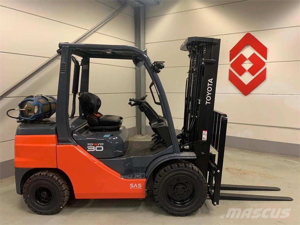 Toyota 02-8FGF30 Περονοφόρα ανυψωτικά κλαρκ με φυσικό αέριο LPG