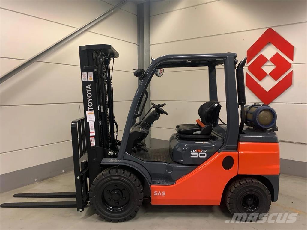 Toyota 02-8FGF30 Περονοφόρα ανυψωτικά κλαρκ με φυσικό αέριο LPG