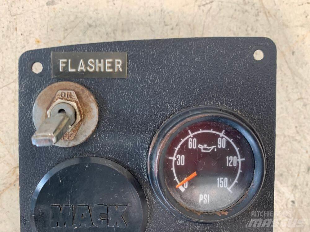 Mack RD680 Ηλεκτρονικά