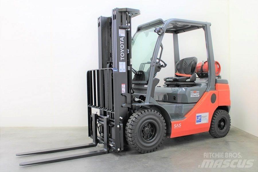 Toyota 02-8FGF25 Περονοφόρα ανυψωτικά κλαρκ με φυσικό αέριο LPG