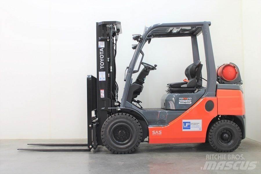 Toyota 02-8FGF25 Περονοφόρα ανυψωτικά κλαρκ με φυσικό αέριο LPG