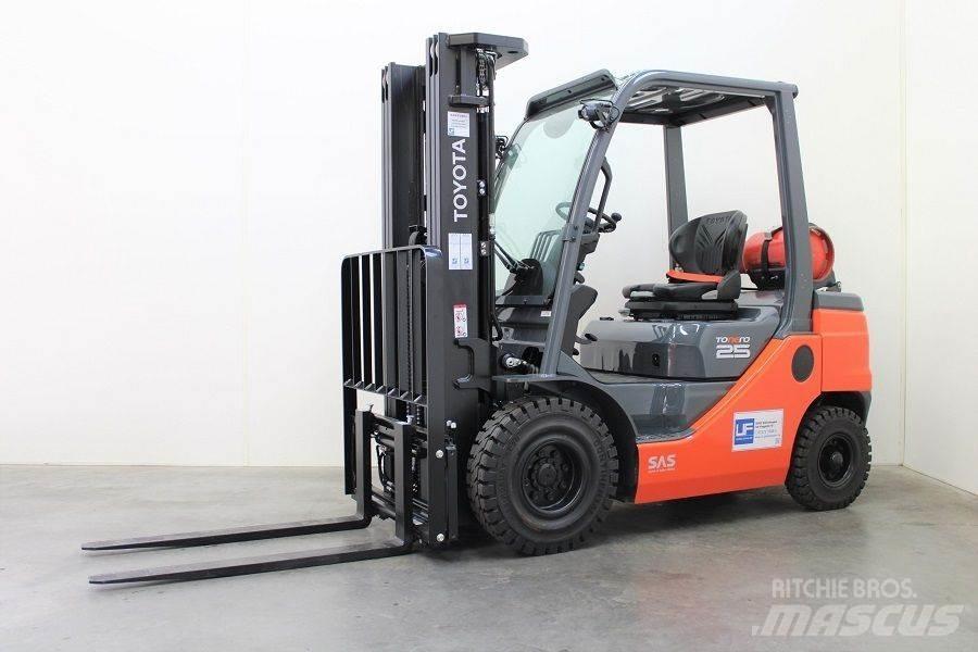 Toyota 02-8FGF25 Περονοφόρα ανυψωτικά κλαρκ με φυσικό αέριο LPG
