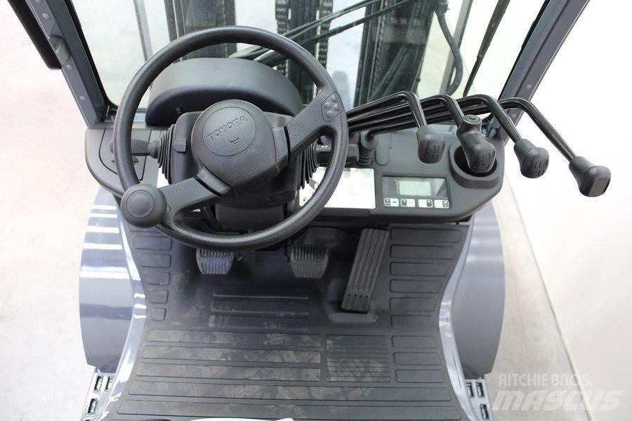 Toyota 02-8FGF25 Περονοφόρα ανυψωτικά κλαρκ με φυσικό αέριο LPG