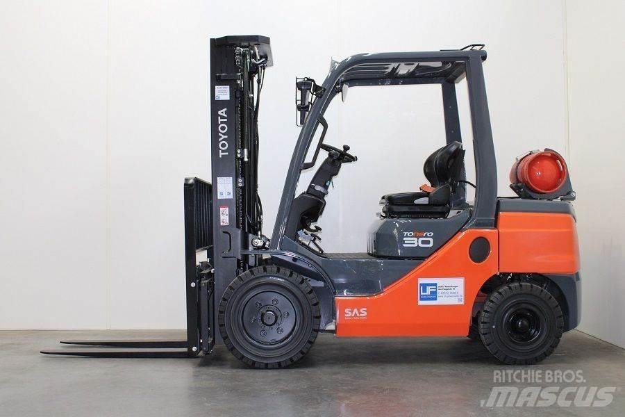 Toyota 02-8FGF30 Περονοφόρα ανυψωτικά κλαρκ με φυσικό αέριο LPG