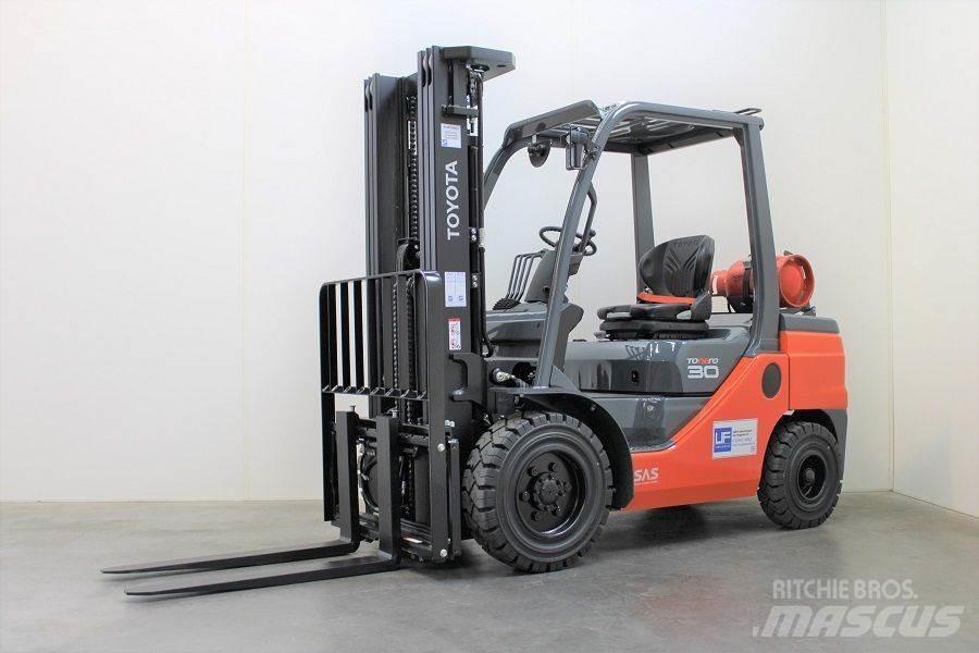Toyota 02-8FGF30 Περονοφόρα ανυψωτικά κλαρκ με φυσικό αέριο LPG