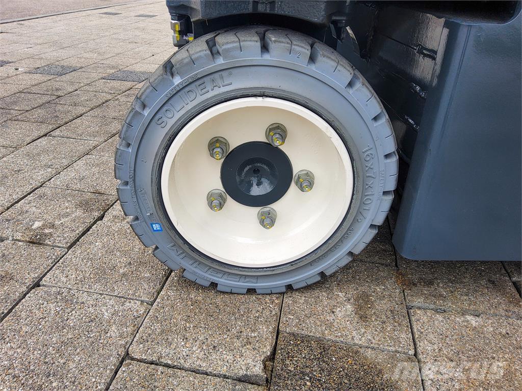 Combilift CBE 3000 Ανυψωτικά στενών δρόμων 4 κατευθύνσεων