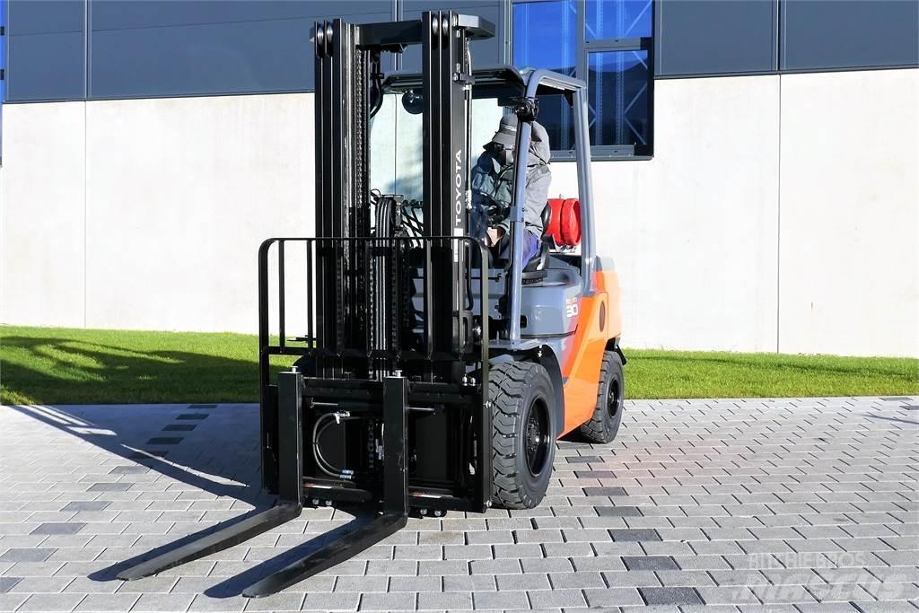 Toyota 02-8FGF30 Περονοφόρα ανυψωτικά κλαρκ με φυσικό αέριο LPG
