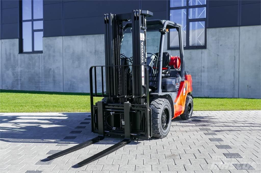 Toyota 02-8FGF30 Περονοφόρα ανυψωτικά κλαρκ με φυσικό αέριο LPG