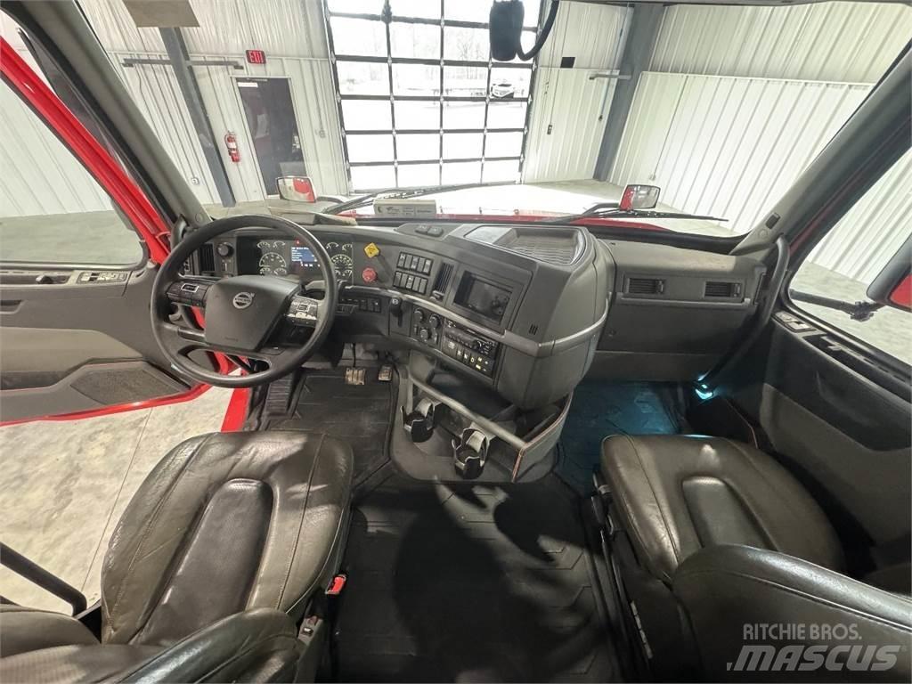 Volvo VNL64T740 Τράκτορες